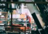 Piccole imprese, entro il 2029 tre milioni di lavoratori in pensione: a rischio il ricambio generazionale Lavoratore in azienda durante un passaggio generazionale nelle piccole imprese italiane