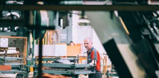 Piccole imprese, entro il 2029 tre milioni di lavoratori in pensione: a rischio il ricambio generazionale Lavoratore in azienda durante un passaggio generazionale nelle piccole imprese italiane