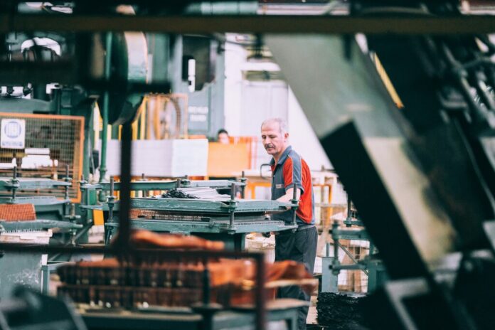 Lavoratore in azienda durante un passaggio generazionale nelle piccole imprese italiane