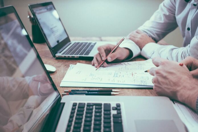 Analisi dei dati sui fallimenti delle grandi imprese statunitensi e sull'andamento del debito aziendale.